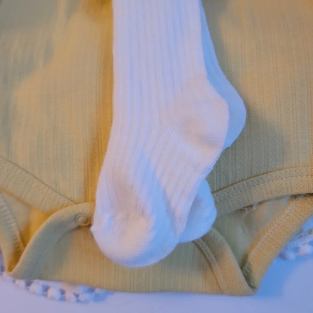 Rachel Zoe Yellow White Baby Set 0-3 Months Onsie Skirt Socks Headband